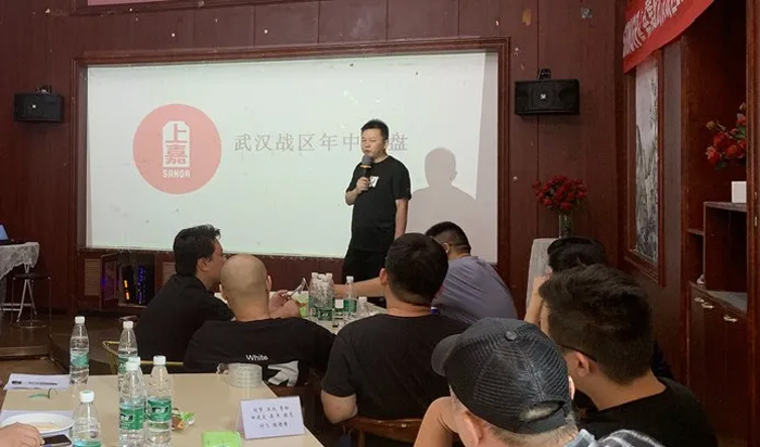 华中大区负责人李龙