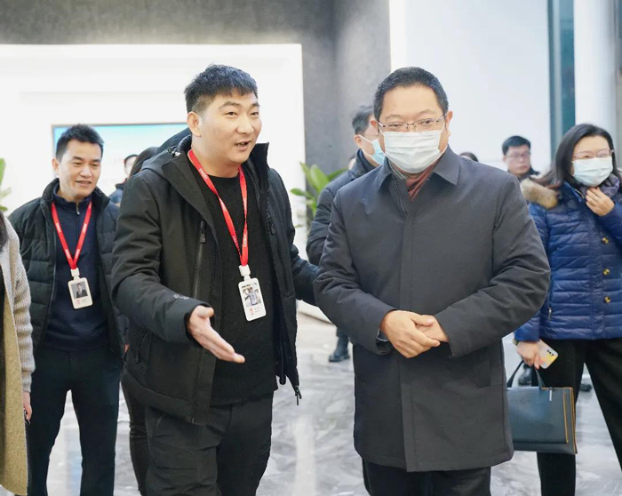 区领导肖文高、徐树杰一行在杜总的陪同带领下参观优德88集团总部办公楼