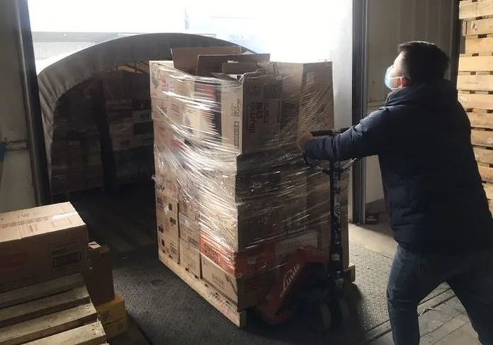 优德88物流仓储日常装卸货物